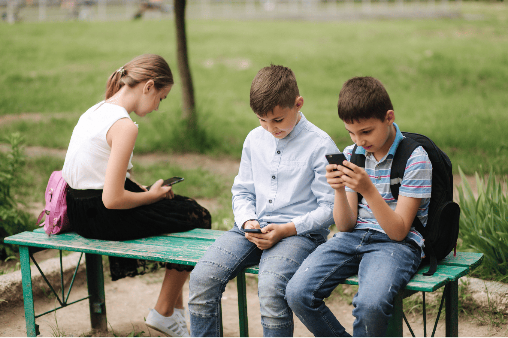 Rayén Condeza aborda en La Tercera los desafíos de regular las redes sociales para menores de edad