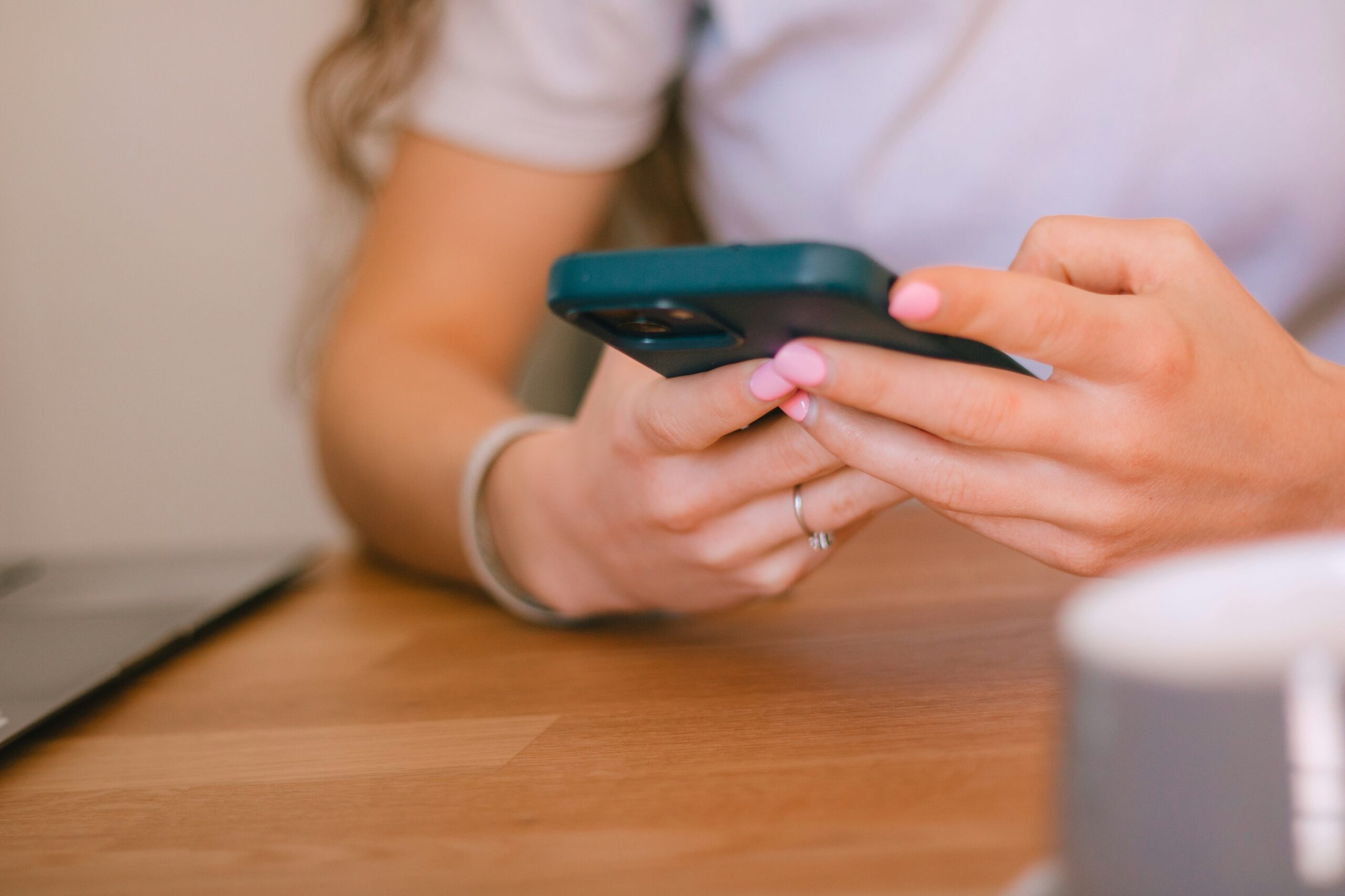 Estudio analiza cómo los jóvenes chilenos evaluaron las noticias para votar en el plebiscito de 2022